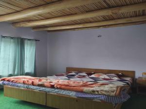 努布拉POP HOME 81129A Skayil Guest House的一间卧室配有一张木架床