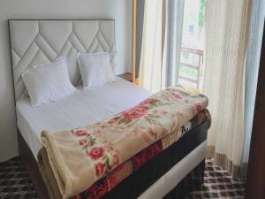 努布拉POP HOME 81129A Skayil Guest House的一间卧室配有一张带白色床单的床和一扇窗户。