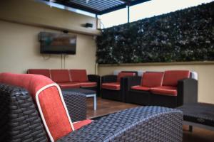 贾拉普Hotel Posada del Virrey的一间设有椅子和平面电视的等候室
