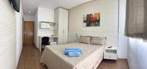圣湖镇Suíte Leshalles 311 - no Paris Residencial Service的一间卧室,配有一张蓝色袋子的床