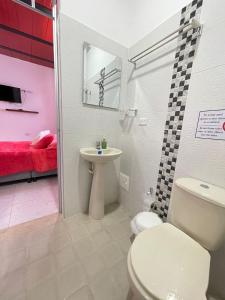 比利亚维哈Casa Hotel Estelar的浴室配有白色卫生间和盥洗盆。