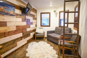 维克托Teton Tiny Home的客厅配有沙发和再生木墙