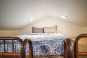 维克托Teton Tiny Home的一张蓝色和白色的床铺