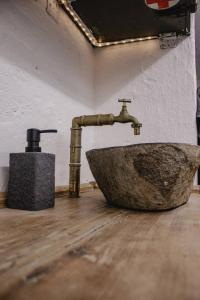 布拉迪斯拉发Vojenský bunker的客房内的石水槽浴室