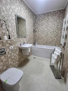 阿拉德Sika Sunny Garden Apartment的浴室配有卫生间、盥洗盆和浴缸。