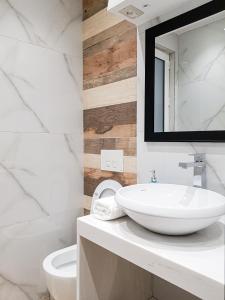 地拉那Tirana Central Apartments - Premium的白色的浴室设有水槽和卫生间。