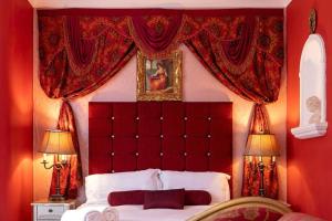 布莱克浦Hotel LUX (Rouge)的红色卧室,配有红色天篷床