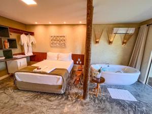 圣米格尔-杜斯米拉格里斯Pousada Noah Noah的酒店客房配有一张床和浴缸。