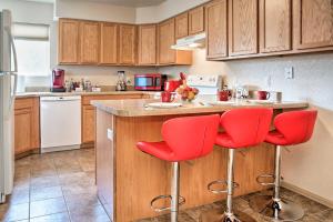 蒙特罗斯Montrose Townhome 13 Mi to Black Canyon Natl Park的厨房配有红色椅子,位于柜台