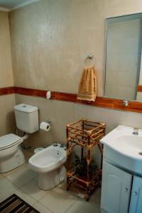 贝伦Huaco Casa de Campo的一间带卫生间、水槽和镜子的浴室