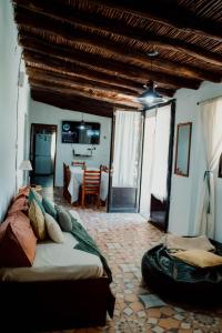贝伦Huaco Casa de Campo的一间带大床的卧室和一间餐厅
