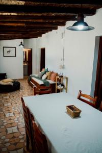 贝伦Huaco Casa de Campo的客厅配有桌子和一张位于客房内的床