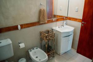 贝伦Huaco Casa de Campo的一间带水槽、卫生间和镜子的浴室