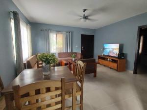 南圣胡安Casa Aguila的客厅配有餐桌和电视