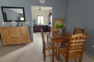 南圣胡安Casa Aguila的厨房以及带桌椅的用餐室。