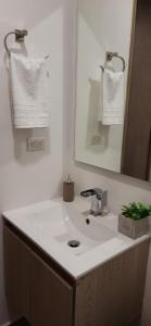 伊瓦格BV08 LUXESTUDIO的浴室设有白色水槽和镜子