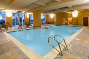波特兰Embassy Suites by Hilton Portland Airport的酒店大堂的大型游泳池