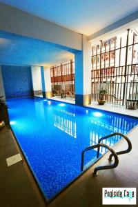 达卡达卡天空之城酒店的大楼内一个蓝色的大型游泳池