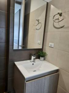 伊瓦格SuiteGreen, exclusivo apartaestudio !!的一间带水槽和镜子的浴室