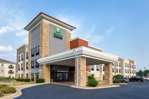 罗切斯特Holiday Inn Express Rochester South - Mayo Area, an IHG Hotel的建筑前方有标志的酒店