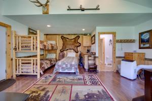 博伊西Cozy Countryside Cabin in Robie Creek Park!的一间卧室配有两张双层床和一张书桌
