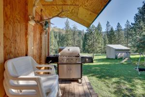 博伊西Cozy Countryside Cabin in Robie Creek Park!的小屋甲板上的烧烤架和椅子