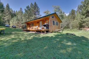 博伊西Cozy Countryside Cabin in Robie Creek Park!的田野中间的小木屋