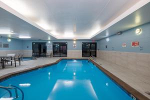 罗切斯特Holiday Inn Express Rochester South - Mayo Area, an IHG Hotel的蓝色的游泳池,位于酒店客房内
