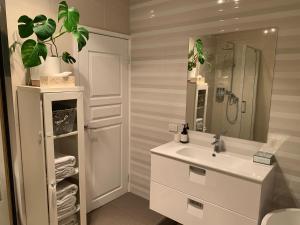 珀斯Koombana Escape的白色的浴室设有水槽和淋浴。