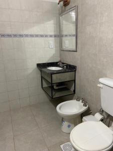 波萨达斯Glamping Urbano Posadas的浴室配有白色卫生间和盥洗盆。