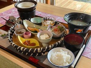 福岛晴海屋日式旅馆的饭桌上的盘子
