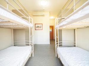 布里斯班YHA Brisbane City的走廊的客房内设有两张双层床。