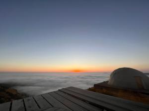科法德比安Odom Retreat的享有云景的圆顶天文台