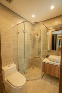 Uông Bí Boutique Hotel的带淋浴、卫生间和盥洗盆的浴室