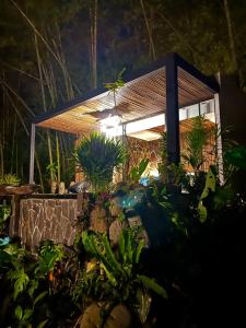 萨兰托Glamping Salento con jacuzzi climatizado的前面有大量植物的房子