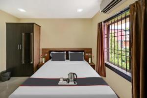 布巴内什瓦尔Goroomgo Moon Light Guest House Bhubaneswar Near Patia的一间卧室设有一张大床和一个窗户。