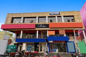 布巴内什瓦尔Goroomgo Moon Light Guest House Bhubaneswar Near Patia的停在前面的摩托车建筑