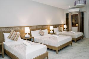 潘索尔Casa Ferta的酒店客房设有两张床和两盏灯。