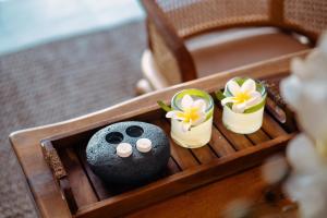 坎古Teratai Villa Canggu by Ini Vie Hospitality的一只木盒子,里面放着玩具动物