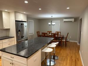 Boston Single Family House - Super Quiet and Private的厨房或小厨房