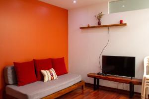 阿亚库乔Apartamento Altoandino的带沙发和平面电视的客厅