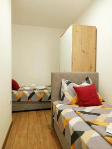 Mali Mokri LugApartman Djuras 1的一间卧室设有两张床和一张带床的椅子,面积有2平方米。