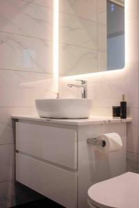 悉尼Churchill’s Rest的白色的浴室设有水槽和卫生间。