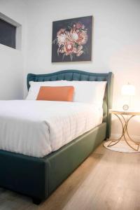 悉尼Churchill’s Rest的一间卧室配有一张带绿色床头板的床