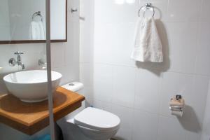 阿亚库乔Apartamento Altoandino的白色的浴室设有水槽和卫生间。