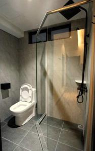 马六甲新概念-新设计KonZept 1 house near Jonker&Heritage的一间带卫生间和玻璃淋浴间的浴室