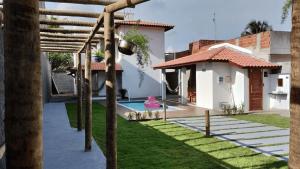 盖比姆Viva Guaibim: Casa de Praia com Piscina e Churrasqueira的一座带游泳池的庭院