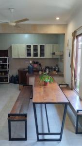 TimuranGorga hostel的厨房配有带2张长凳的大木桌