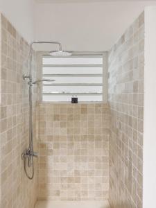 康隆尼角Villa White Horizon by Sealodge的带淋浴的浴室,带窗户