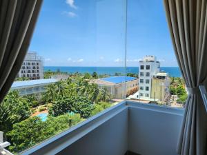 富国Mi Amor Luxury Island Apartment - 3 minutes to the beach的酒店的客房设有一个海景阳台。